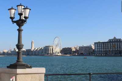 Bari, la travagliata e antica storia dei 197 iconici lampioni del lungomare 